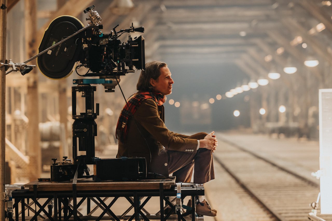 Wes Anderson mantiene viva la forma tradicional de hacer cine, con grandes sets que le den vida a la película | Foto: Focus Features.