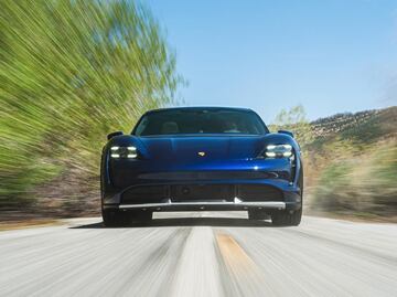 Porsche comienza el camino a la electrificación con el Panamera