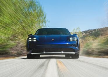 Porsche comienza el camino a la electrificación con el Panamera
