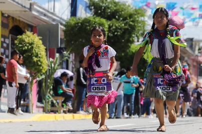 Con sus rebozos y hasta 6 kilos de peso a cuestas, mujeres de Tehuacán concursaron en la Carrera de la Tortilla