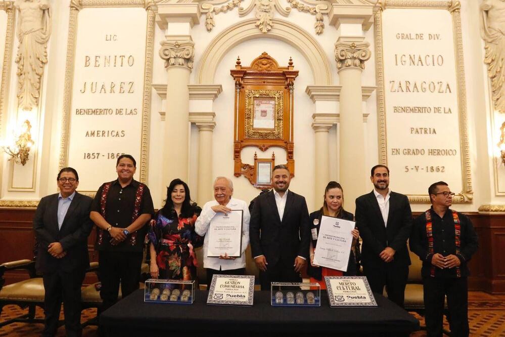 Adán Domínguez fue el encargado de entregar el premio | Foto: Ayuntamiento de Puebla