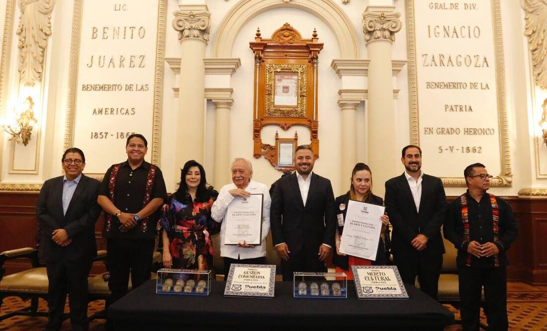 Adán Domínguez fue el encargado de entregar el premio | Foto: Ayuntamiento de Puebla