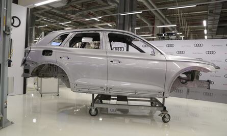 Por casos de Covid-19 suspende Audi segundo turno