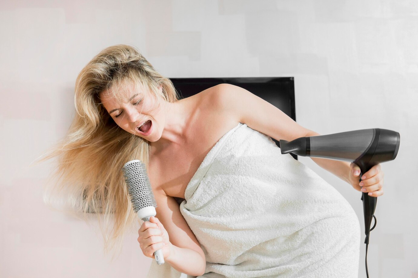 Organízate para dormir con el pelo seco. Fuente: Freepik