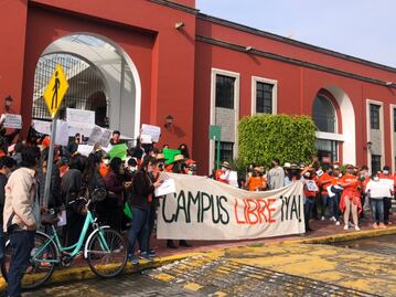Con protesta, alumnos UDLAP exigen regresar al campus