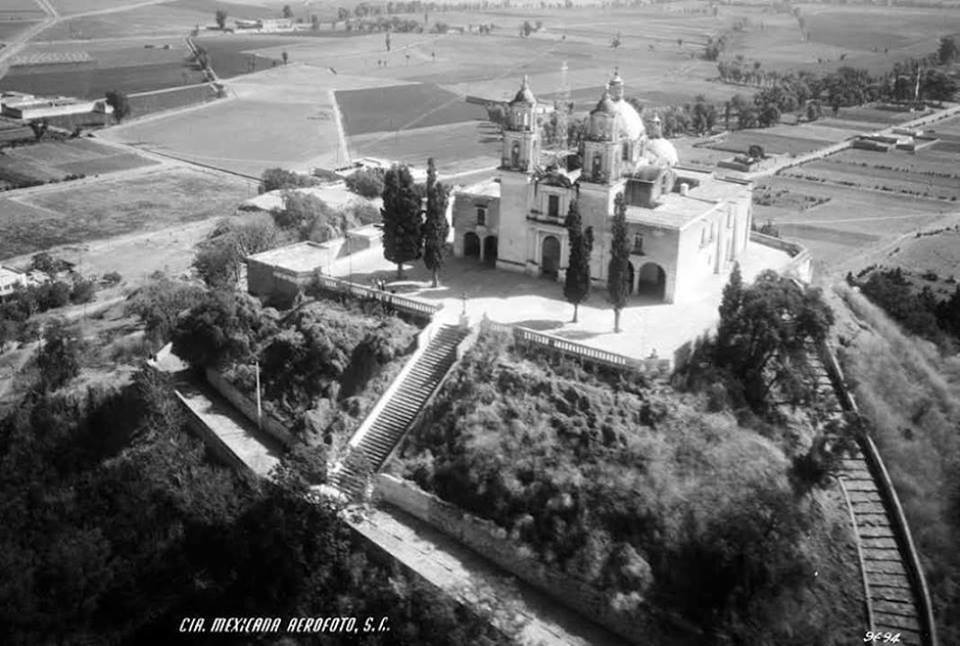 Pirámide de Cholula o Tlachihuatépetl, fotografiada en 1955 | Foto: Mexicana Aerofoto