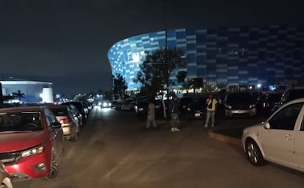 VIDEO. Franeleros dan golpiza a familia poblana en estacionamiento del Hermanos Serdán