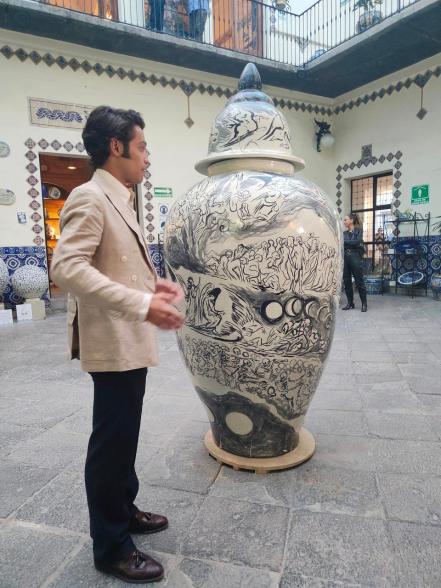 Jeque árabe compra pieza de talavera poblana en un millón 600 mil pesos 