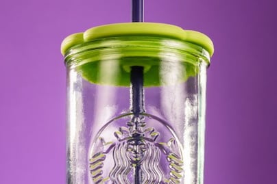 Cuánto cuesta el nuevo vaso viral de tapa verde de Starbucks