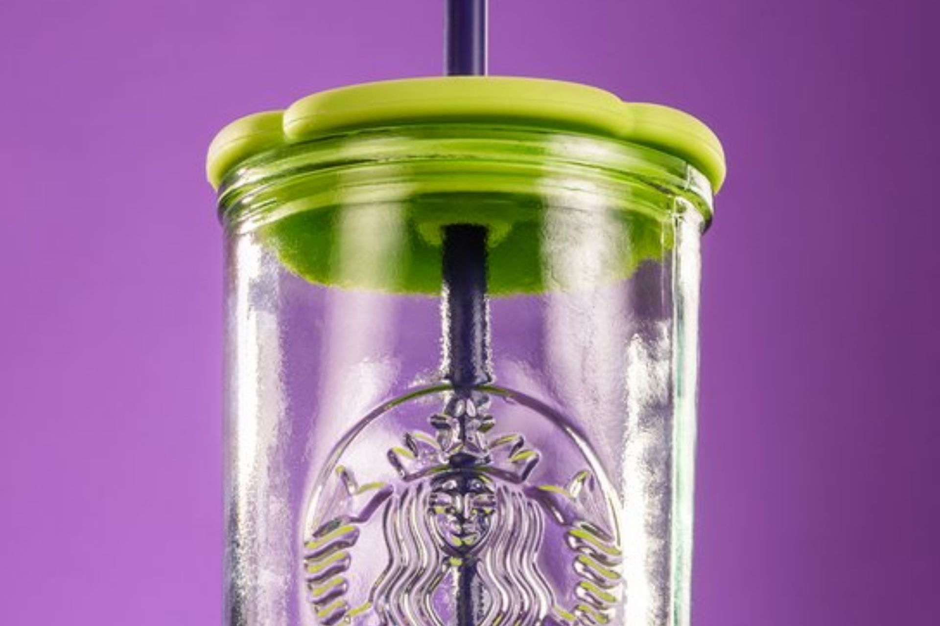 Cuánto cuesta el nuevo vaso viral de tapa verde de Starbucks
