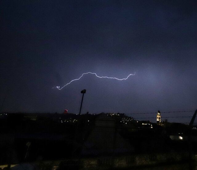 VIDEO Trueno estremece la ciudad de Puebla, así se escuchó el aterrador sonido