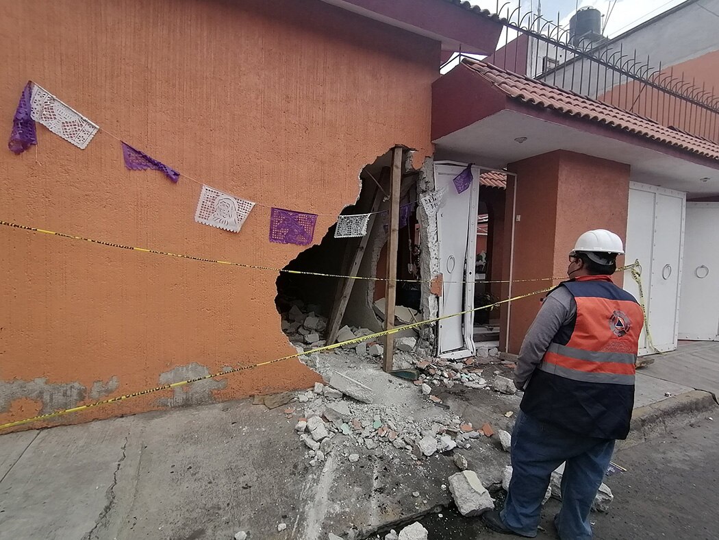 Microbús se estampa con casa en Tres Cruces y deja 6 lesionados