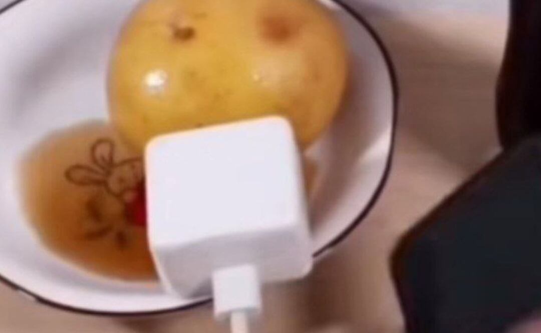 En TikTok hay varios trucos para cargar el teléfono sin energía eléctrica | Foto: TikTok Víctor Andrade