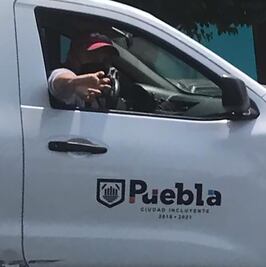 ¡Qué llevados! Trabajadores del Ayuntamiento de Puebla insultan a conductor