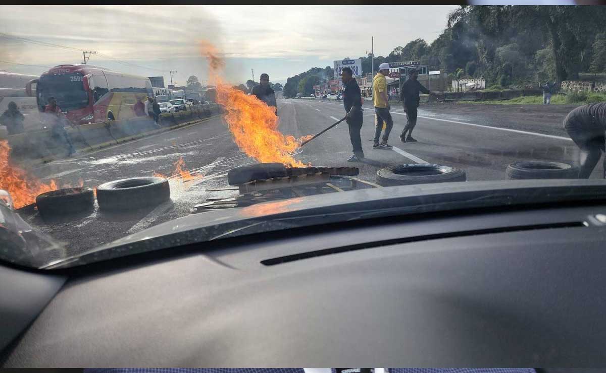 Bloquean la México-Puebla por desaparición de Alondra Soledad