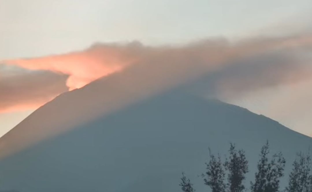 El volcán Popocatépetl registró una fuerte explosión con una gran columna de ceniza y vapores | Foto: Webcams de México