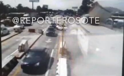 VIDEO. Así fue el momento en que tráiler se impacta en caseta de la autopista México-Puebla