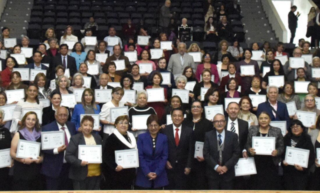 Rectora María Lilia Cedillo Ramírez entregó 176 reconocimientos a integrantes de la primera y segunda generación de la Universidad para Adultos I Foto: BUAP