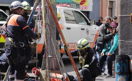 Rescatan a mujer que cayó en registro de CFE sin tapa en el Centro Histórico de Puebla