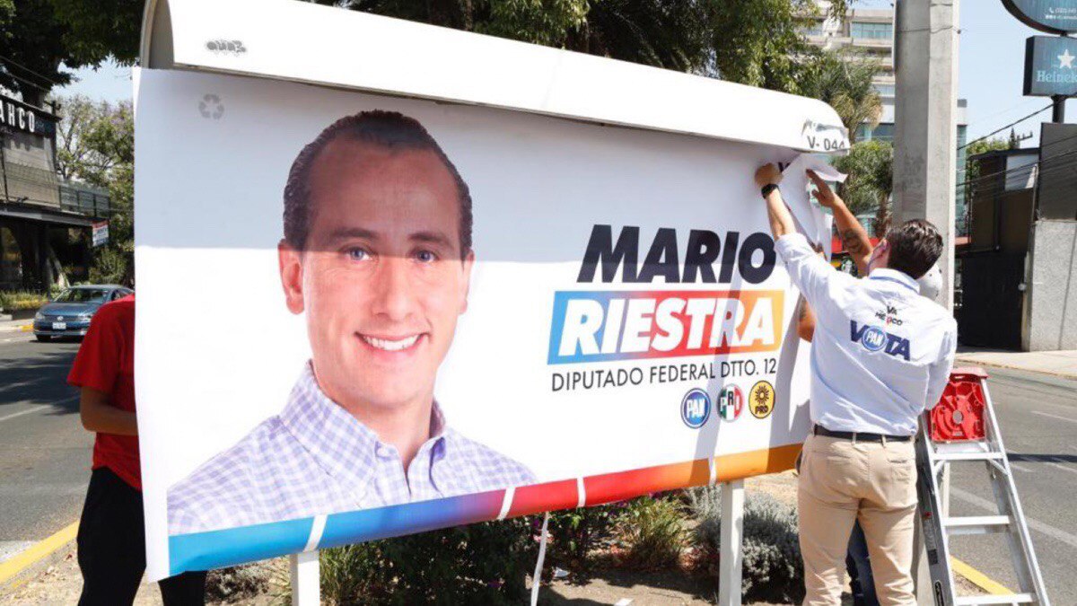 Pese a vandalismo, insiste Mario Riestra en colocar su propaganda en camellones