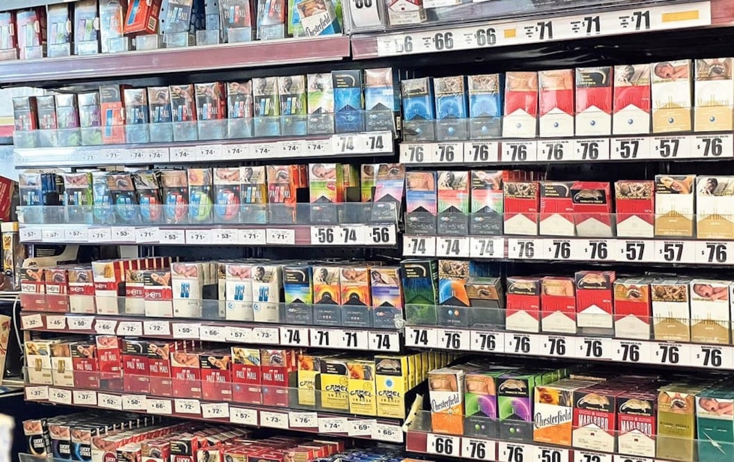 El IEPS tiene como objetivo principal desincentivar el consumo de cigarrillos, al mismo tiempo que proporciona al Estado recursos para atender las enfermedades relacionadas con el tabaquismo.
Foto: Producción El Universal Puebla