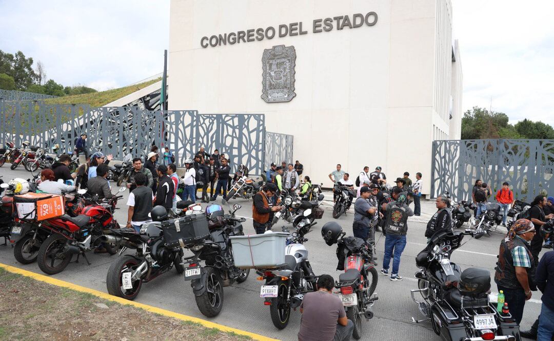 Motociclistas siguen protestando pese a los ajustes en la iniciativa de Ley de Movilidad | Foto: EsImagen