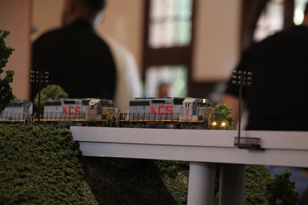 En el club de Ferroaficionados División Puebla comparten la afición por los trenes y ferrocarriles | Facebook Ferroaficionados División Puebla