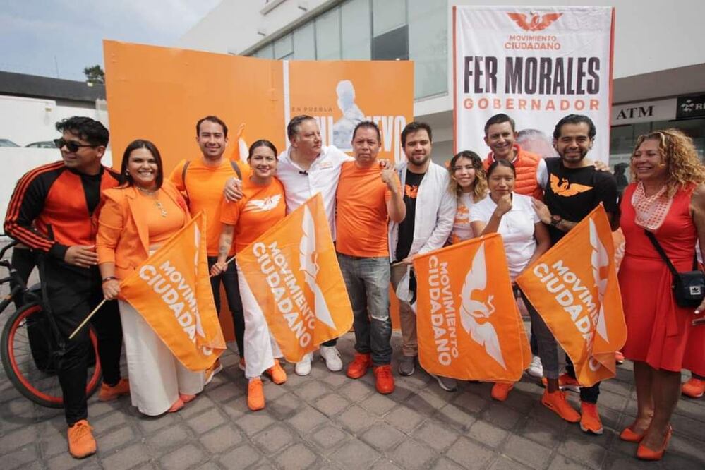 El candidato Fernando Morales estuvo en la fuente de Los Frailes haciendo campaña | Foto: Facebook Fernando Morales