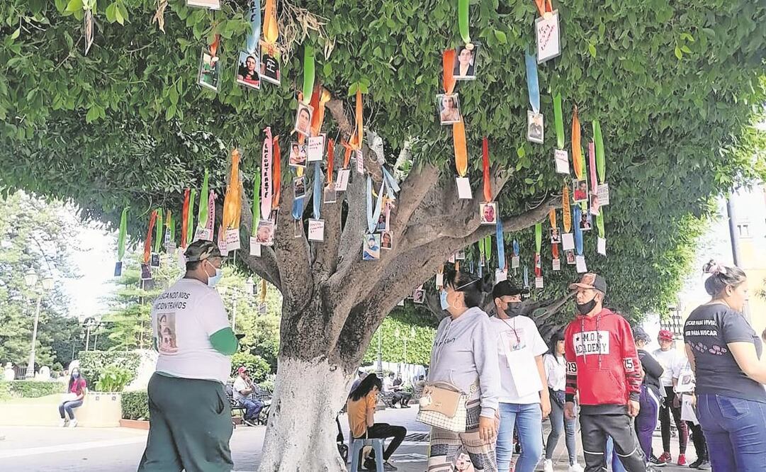 El colectivo Hasta Encontrarte armó un memorial de desaparecidos en las plazas. Foto: Especial.