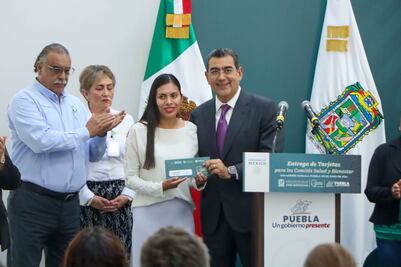 Gobernador de Puebla entrega tarjetas a Comités de Salud y Bienestar de la Clínica es Nuestra
