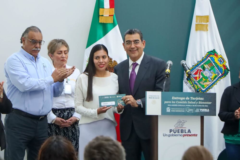 Sergio Salomón entregó las tarjetas a los Comités de Salud y de Bienestar en San Andrés Cholula | Foto: EsImagen