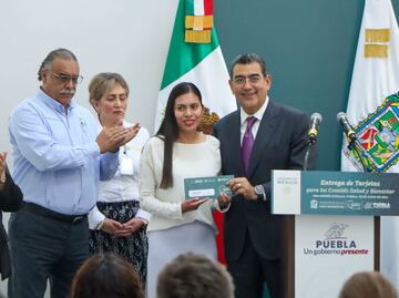 Gobernador de Puebla entrega tarjetas a Comités de Salud y Bienestar de la Clínica es Nuestra