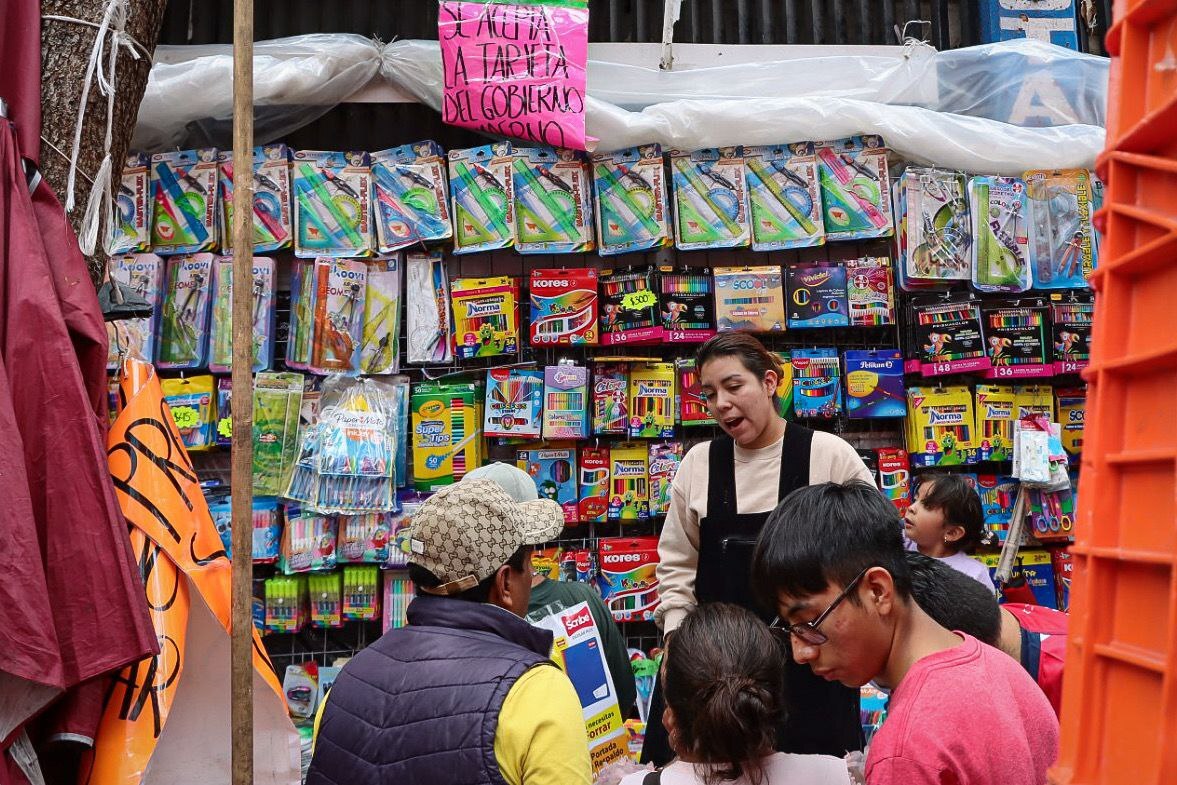 Padres de familia se preparan para el regreso a clases | Agencia Es Imagen para El Universal Puebla