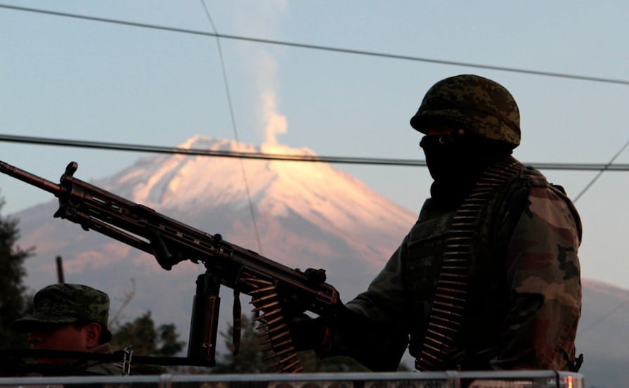 En operativo contra el huachicol, detienen a 13 personas con armas y drogas en Puebla