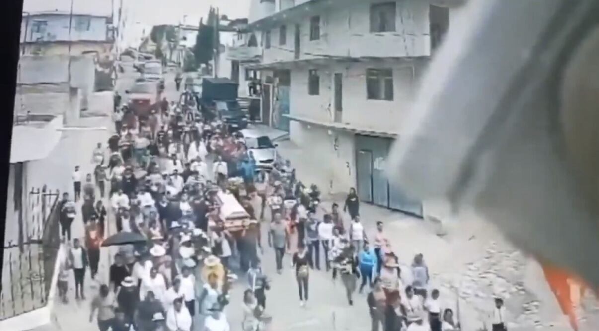 A través de un video compartido en redes sociales, se puede ver el momento en que una camioneta arrolla a varias personas durante un cortejo fúnebre en la comunidad de Santiago Acatlán. 

Foto: Producción El Universal Puebla