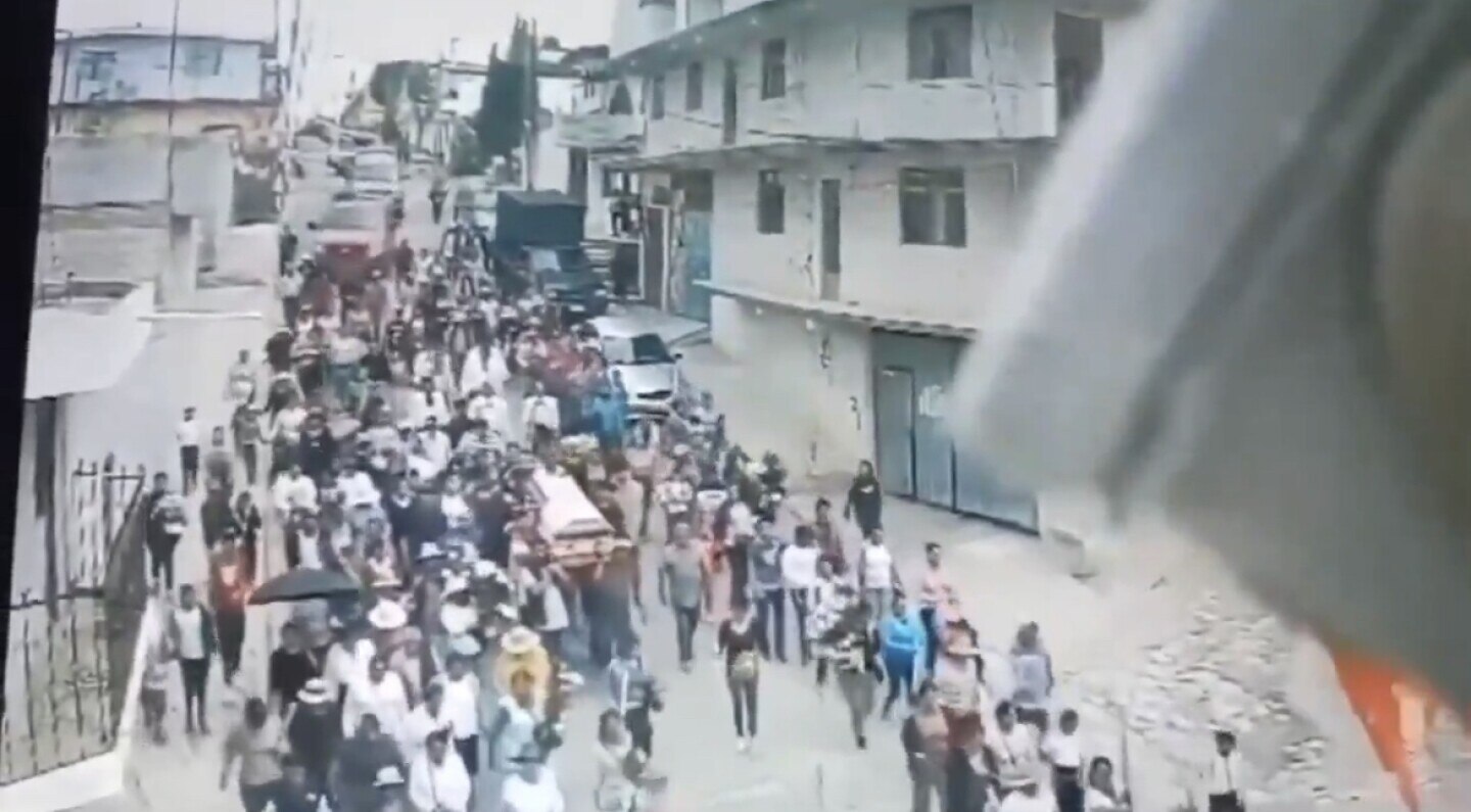 A través de un video compartido en redes sociales, se puede ver el momento en que una camioneta arrolla a varias personas durante un cortejo fúnebre en la comunidad de Santiago Acatlán.
Foto: Producción El Universal Puebla