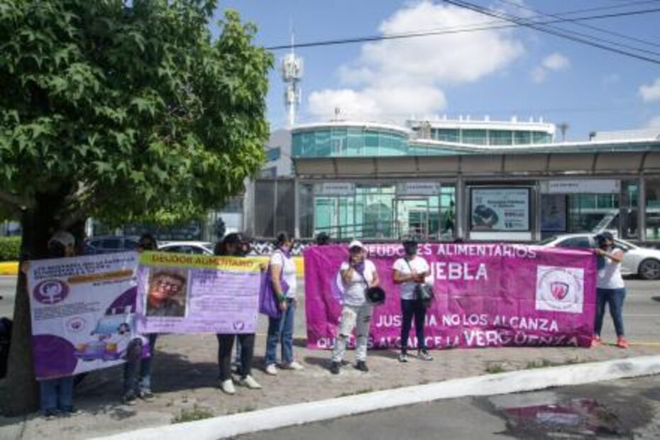Exhiben a trabajador de Toks Puebla por no cumplir con la pensión de su hija enferma  