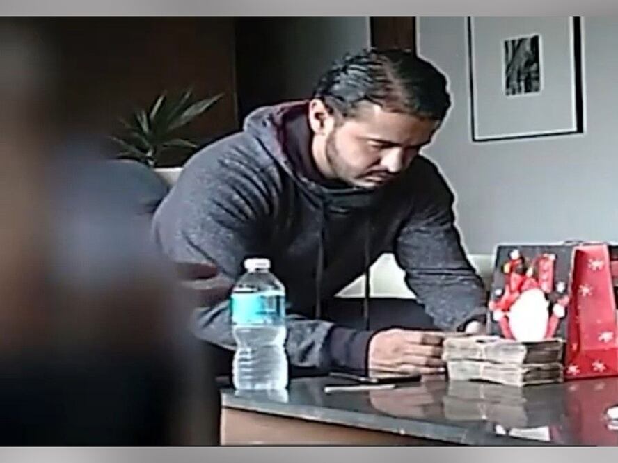 Exhiben a hijo de alcalde de San Pedro Cholula recibiendo fajos de dinero, el morenista niega situación ilícita