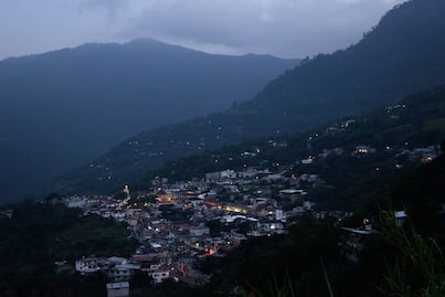 Cinco cosas que hacer en el Pueblo Mágico de Pahuatlán, la cuna del papel amate