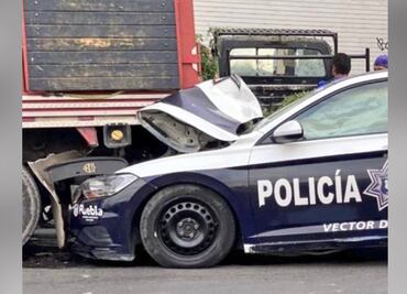 Policía Municipal destroza patrulla al chocar contra una camioneta frente a la Central de Abasto