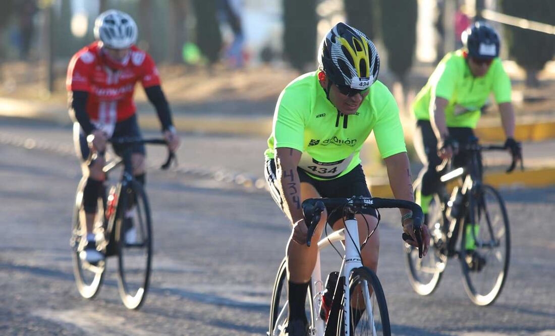 Autoridades exhortan a los automovilistas a respetar a los ciclistas que viajan en carreteras y autopistas | Foto: Agencia Es Imagen para El Universal Puebla