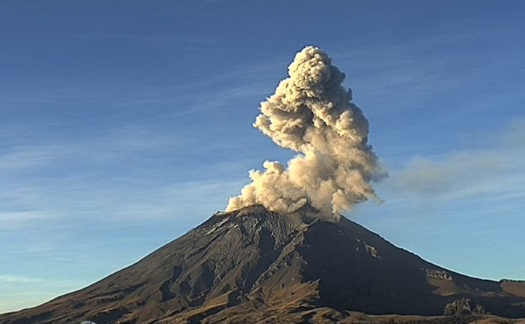 La actividad del volcán Popocatépetl de este 27 de junio se cataloga en Amarillo Fase 2 del Semáforo de Alerta Volcánica | Foto: Webcams de México
