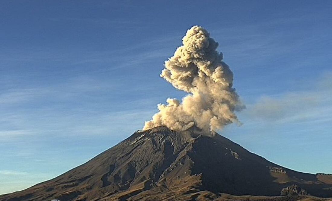 La actividad del volcán Popocatépetl de este 27 de junio se cataloga en Amarillo Fase 2 del Semáforo de Alerta Volcánica | Foto: Webcams de México