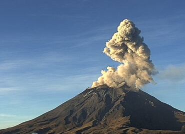 Otra vez despierta el volcán Popocatépetl con explosión y fumarola