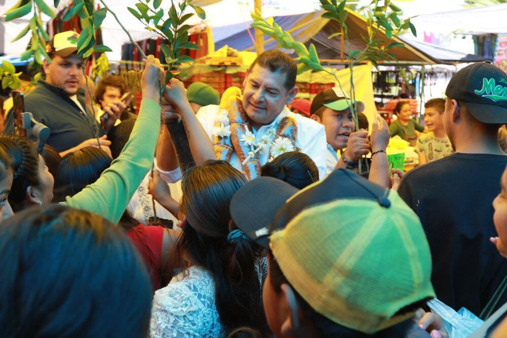 Alejandro Armenta convivió con comerciantes del estado de Puebla | Agencia Es Imagen para El Universal Puebla