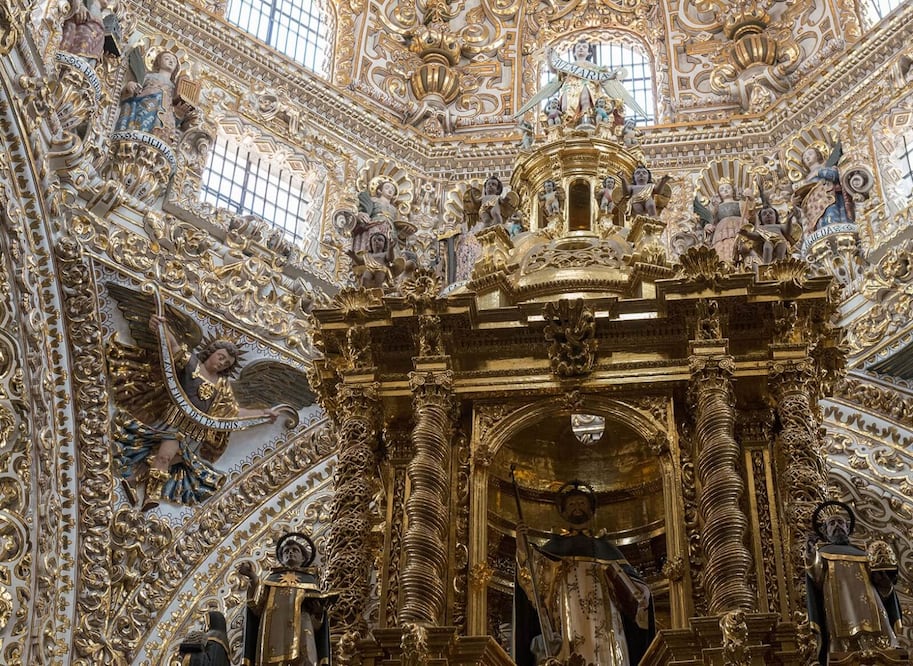 Destacan la majestuosa Catedral de Puebla, famosa por su imponente fachada y su rica historia, así como la Capilla del Rosario, reconocida por su exquisita decoración barroca y su ambiente espiritual. También es notable el Templo de Tonantzintla, que combina elementos indígenas con el estilo colonial, creando un espacio único y lleno de significado cultural.
Foto: Producción El Universal Puebla