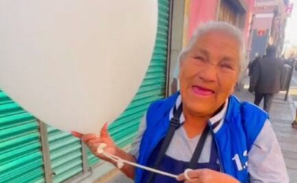 Tiktoker poblano ayuda a una abuelita a vender todos sus globos