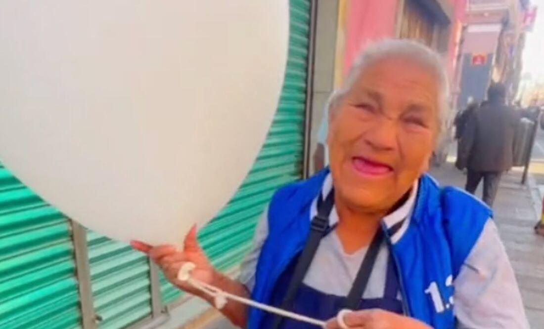 Doña Dominga vende globos desde hace cinco décadas y este tiktoker le ayudó a acabar su mercancía | IMAGEN: captura de video de TikTok @FerCarnal