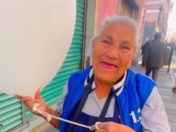 Tiktoker poblano ayuda a una abuelita a vender todos sus globos