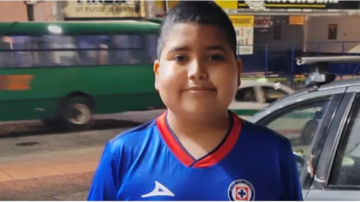 Luego de que se viralizara su historia, José Armando posó con la playera de Cruz Azul.

FOTO: RRSS